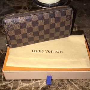 Authentic Louis Vuitton Damier Ebene Zippy.